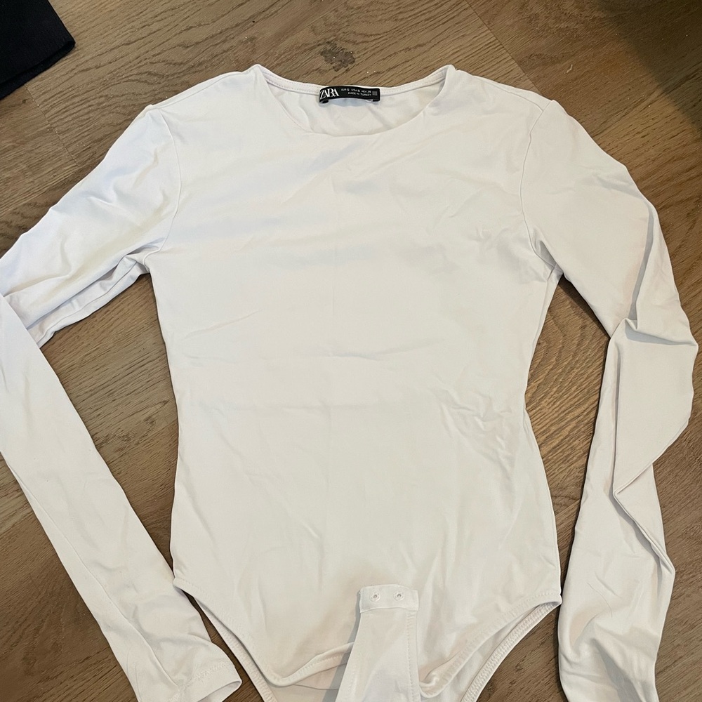 Zara Classic White Long Sleeve Bodysuit